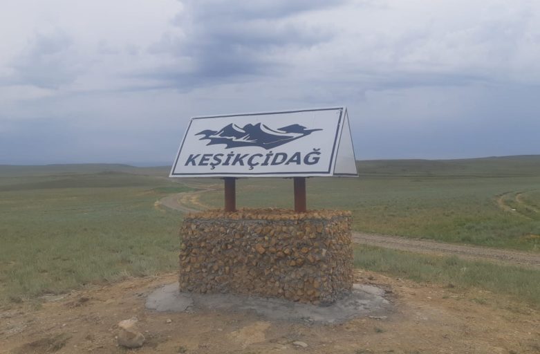 Установка плакатов в «Кешикчидаге». Установка плакатов в «Кешикчидаге».