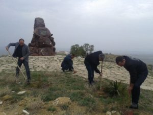 Сотрудники Государственного историко-культурного заповедника «Кешикчидаг» провели регулярные очистительные работы в районе заповедника, в соответствии с природным ландшафтом этого района высаживалось большое количество сосны, дикой груши, обе стороны дороги в пещеру очищались от с сухих трав, высушенные стебли были обрезаны, и дорога была приведена в порядок.