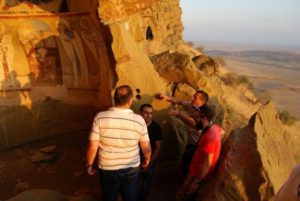 Сотрудники Фонда Знаний при Президенте Азербайджанской Республики, Бакинского Международного Центра Мультикультурализма, Омар Хайям Нирвани, Махмуд Агакишиев и доцент кафедры истории БГУ, кандидат исторических наук ЮнисНасибли после ознакомления с небольшим музеем, состоящим из материально-культурных образцов, находящихся в административном здании Государственного историко-культурного заповедника «Кешикчидаг», затем с целью научных исследований посетили сам заповедник.