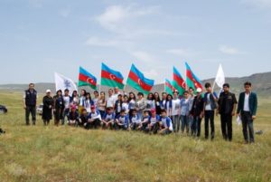 Сотрудники Государственного историко-культурного заповедника «Кешикчидаг» вместе с туристами поднялись на самую высокую точку заповедника на «пик имени Ильхама Алиева», названную в честь Верховного Главнокомандующего.