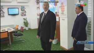 Президент Ильхам Алиев ознакомился экспонатами из образцов материальной культуры, обнаруженных во время археологических раскопок и исследований на территории Государственного историко-культурного заповедника «Кешикчидаг», организованного по распоряжению Президента и находящийся в созданном отделе «Экотуризма и информации» в здании Центра и фотографиями.