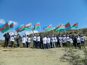 Учителя и ученики средней школы деревни ХасансуАгстафинского района приняли участие в экскурсиях и маршах, организованных Государственным историко-культурным заповедником «Кешикчидаг» в связи с 18 апреля «Международный день памятников и памятников».