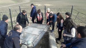 Курган и сбор черепков