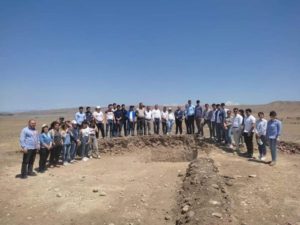 "Научно-aрхеологические раскопки и летняя школа в Кешикчидаге"