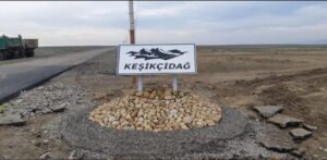 Рекламные щиты на дороге, ведущей к Кешикчидагскому Государственному историко-культурному заповеднику, восстановлены сотрудниками заповедника, поскольку они были повреждены во время строительства дороги