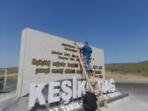 Успешно завершено строительство информационного щита, сооруженного заповедником в начале асфальтированной дороги к пещерному комплексу Кешикчидаг, ведутся завершающие отделочные работы.