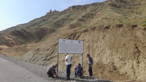 Сотрудники Государственного историко-культурного заповедника «Кешикчидаг» регулярно посещают территорию заповедника. Поскольку заповедник расположен на крутом обрыве, часто дуют сильные ветры. Сотрудники заповедника восстановили информационные щиты, установленные на пострадавшем от ветра участке. Сотрудники Государственного историко-культурного заповедника «Кешикчидаг» регулярно посещают территорию заповедника. Поскольку заповедник расположен на крутом обрыве, часто дуют сильные ветры. Сотрудники заповедника восстановили информационные щиты, установленные на пострадавшем от ветра участке.