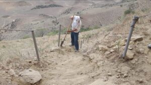 Туристическая дорога от «Вершины Ильхама Алиева» имени главы Государства, расположенного на территории Государственного историко-культурного заповедника «Кешикчидаг» до пещер, часто повреждается дождевыми и паводковыми водами. По этой причине сотрудники заповедника обновили лестницу и ограждение туристической дороги. Туристическая дорога от «Вершины Ильхама Алиева» имени главы Государства, расположенного на территории Государственного историко-культурного заповедника «Кешикчидаг» до пещер, часто повреждается дождевыми и паводковыми водами. По этой причине сотрудники заповедника обновили лестницу и ограждение туристической дороги.