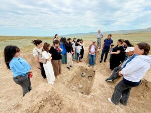 22 июня 2025 года преподаватели и студенты Газахского филиала Бакинского государственного университета посетили территорию Государственного историко-культурного заповедника «Кешикчидаг» в рамках проекта «Научно-археологические раскопки и летняя школа – 5». Они получили возможность непосредственно наблюдать найденные на месте предметы материальной культуры — артефакты.
