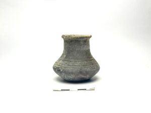 Small-sized miniature-type clay vessel