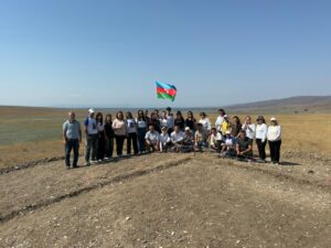 Layihə çərçivəsində gənclərin və könüllülərin iştirakı ilə həyata keçirilən arxeoloji turizmə həsr olunmuş sərgi-tədbirdən görüntüləri təqdim edirik