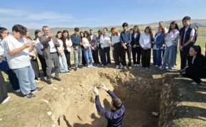 Qazax Dövlət Sosial-İqtisadi Kollecinin rəhbərliyi, müəllim və tələbələrinin Mədəniyyət Nazirliyi yanında Mədəni İrsin Qorunması, İnkişafı və Bərpası üzrə Dövlət Xidmətinin idarəetməsinə verilmiş “Keşikçidağ” Dövlət tarix-mədəniyyət qoruğuna ekskursiyasından videogörüntüləri təqdim edirik.