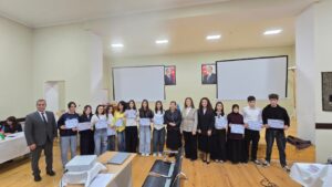Azərbaycan Respublikası Mədəniyyət Nazirliyi yanında Mədəni İrsin Qorunması, İnkişafı və Bərpası üzrə Dövlət Xidmətinin idarəetməsinə verilmiş “Keşikçidağ” Dövlət tarix-mədəniyyət qoruğu, Qazax Rayon İcra Hakimiyyəti və Qazax Dövlət Sosial-İqtisadi Kollecinin birgə təşkilatçılığı ilə “Şəhərsalma və Memarlıq İli” çərçivəsində, 8 Noyabr – Zəfər Günü münasibətilə Qazax şəhərində tələbələr arasında keçirilən intellektual yarışdan video görüntüləri təqdim edirik. Azərbaycan Respublikası Mədəniyyət Nazirliyi yanında Mədəni İrsin Qorunması, İnkişafı və Bərpası üzrə Dövlət Xidmətinin idarəetməsinə verilmiş “Keşikçidağ” Dövlət tarix-mədəniyyət qoruğu, Qazax Rayon İcra Hakimiyyəti və Qazax Dövlət Sosial-İqtisadi Kollecinin birgə təşkilatçılığı ilə “Şəhərsalma və Memarlıq İli” çərçivəsində, 8 Noyabr – Zəfər Günü münasibətilə Qazax şəhərində tələbələr arasında keçirilən intellektual yarışdan video görüntüləri təqdim edirik.